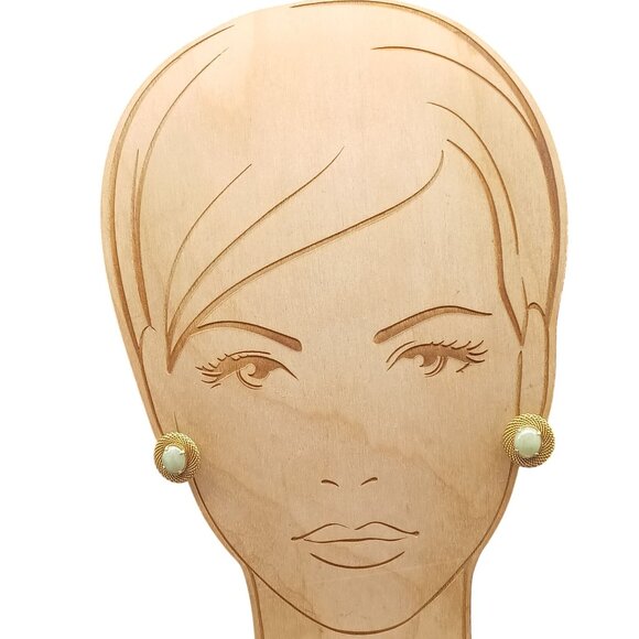 Vintage Gold Tone Clip-On Earrings with Jade Stone & Mesh Design - Picture 3 of 4